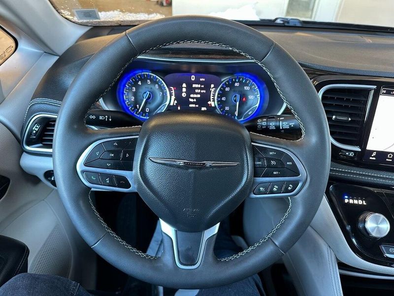 2023 Chrysler Pacifica LimitedImage 2