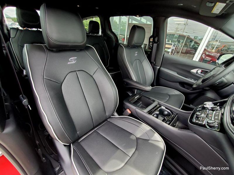 New 2025 Chrysler Pacifica LimitedImage 17