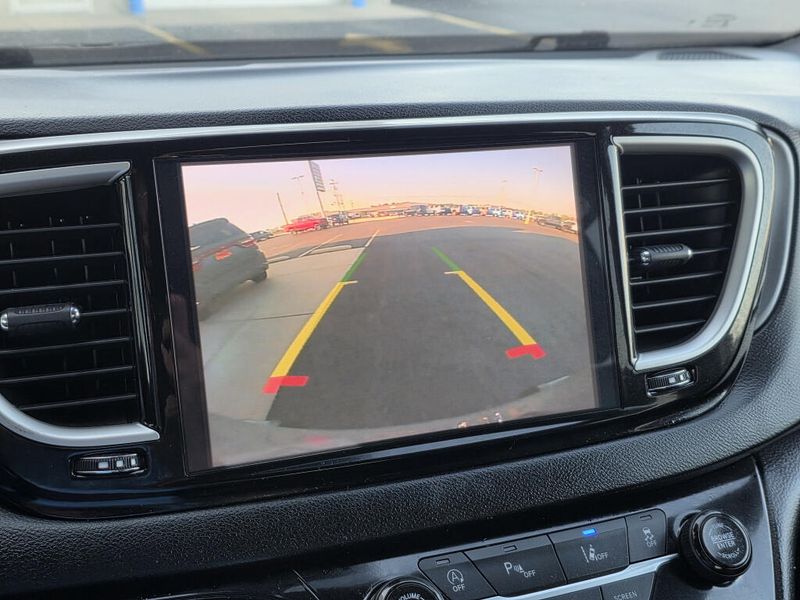 Used 2025 Chrysler Pacifica Select