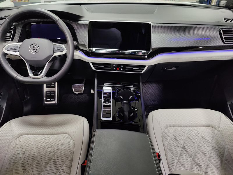 Used 2025 Volkswagen Atlas Cross Sport SEL Premium R-Line w/Sunroof/NavImage 18