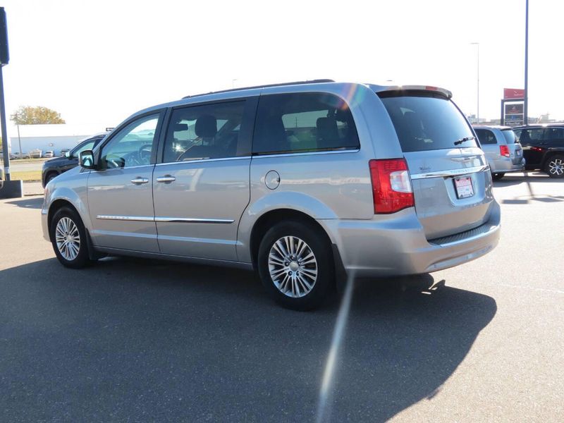 Used 2014 Chrysler Town & Country Touring L 4dr Mini VanImage 4