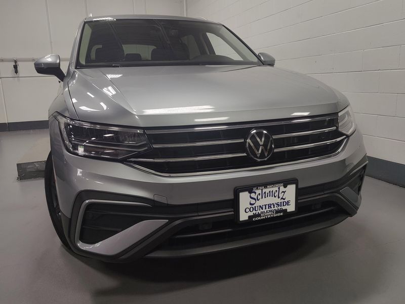 2024 Volkswagen Tiguan SE w/3rd Row SeatImage 2