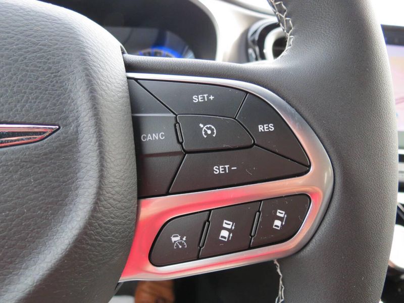 New 2026 Chrysler Pacifica SelectImage 14