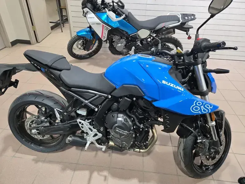2025 Suzuki GSX8S GLASS SPARKLE BLACK AND PEARL COSMIC BLUE Image 2