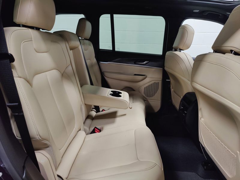 Used 2024 Jeep Grand Cherokee Limited Black 4X4 w/SunroofImage 17