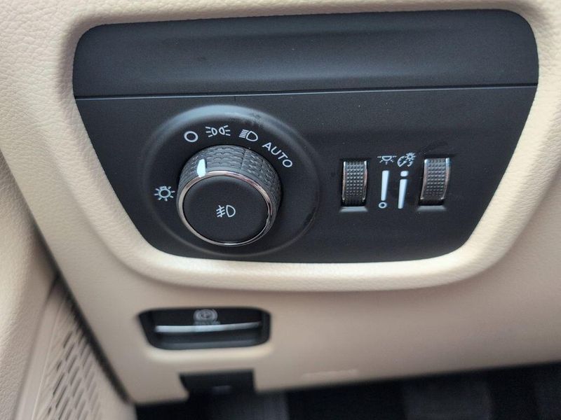 2025 Jeep Grand Cherokee Limited 4x2Image 27