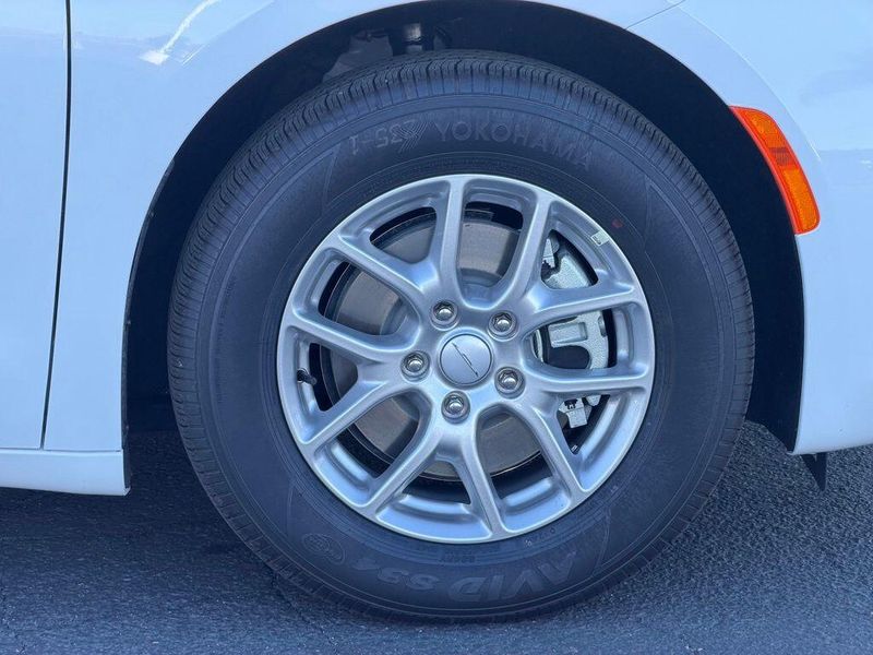 New 2027 Chrysler Pacifica LXImage 8