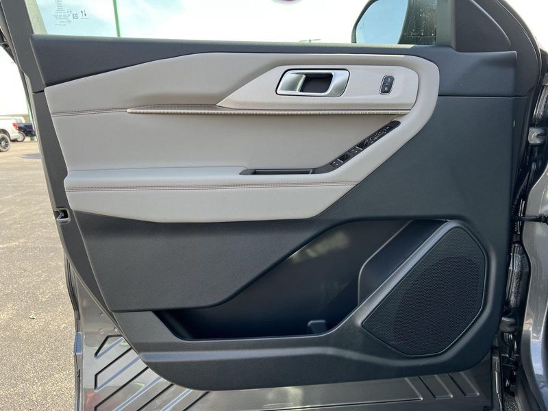 2025 Ford Explorer photo 13