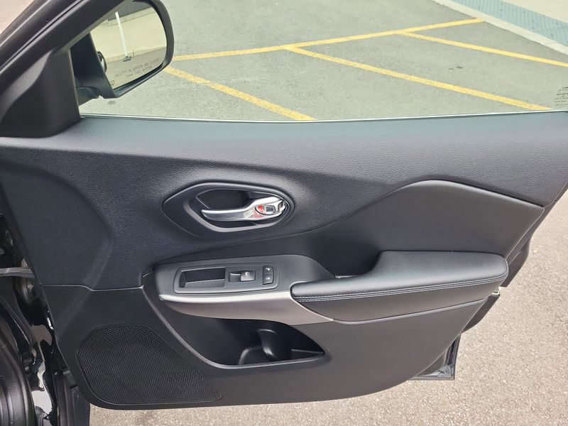 Used 2019 Jeep Cherokee LatitudeImage 18