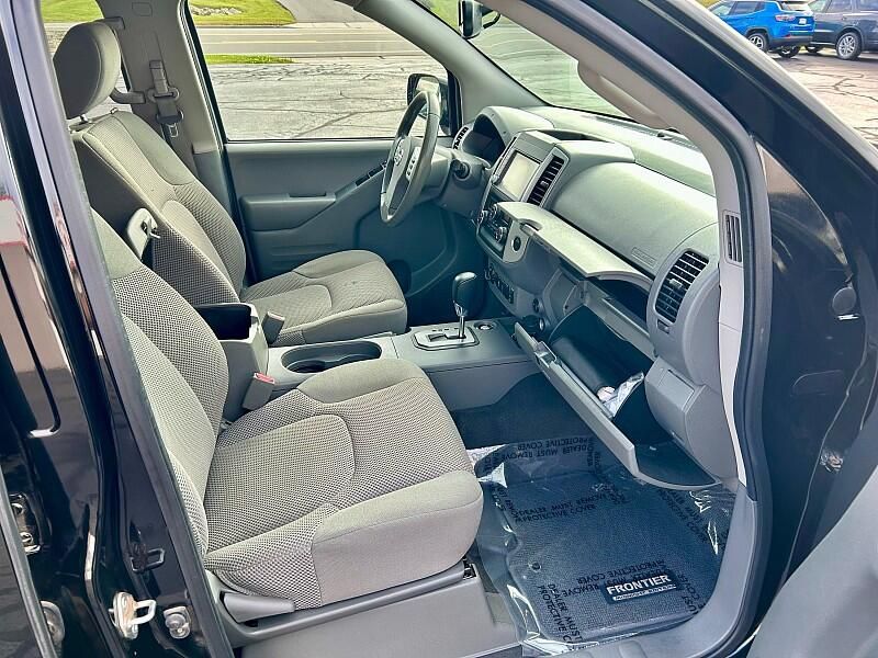 2021 Nissan Frontier Crew Cab photo 6
