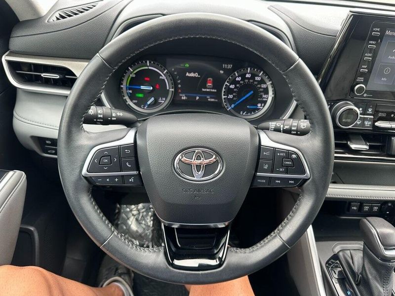 2021 Toyota Highlander XLE photo 2