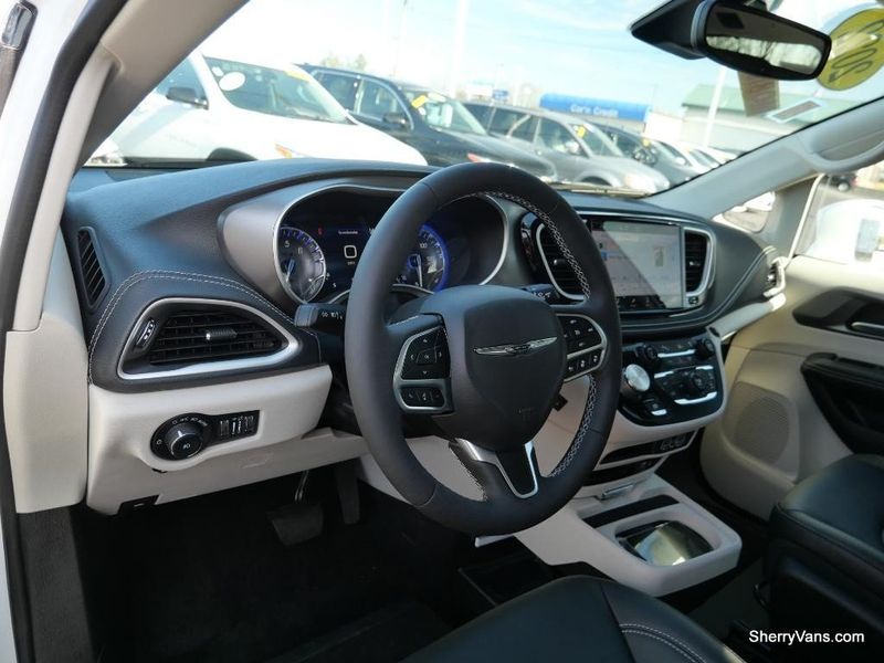 2022 Chrysler Pacifica Touring LImage 37
