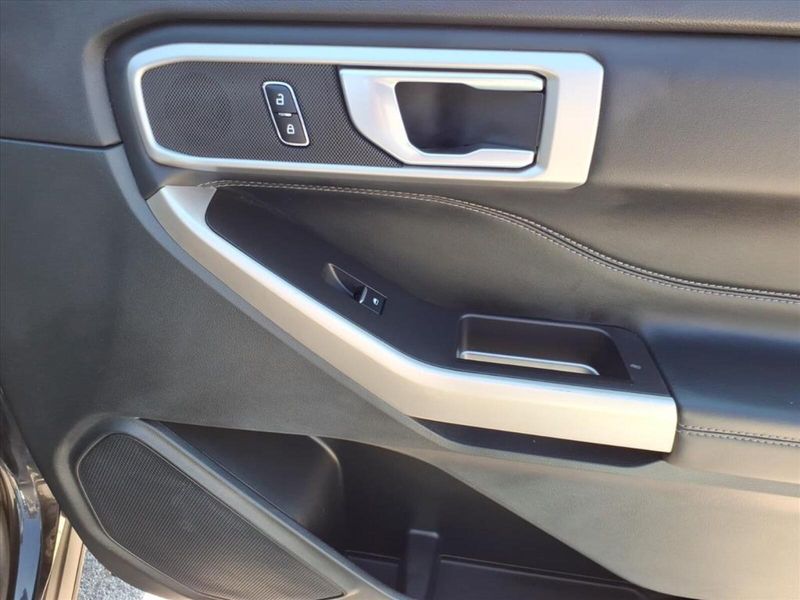 2023 Ford Explorer XLT photo 3