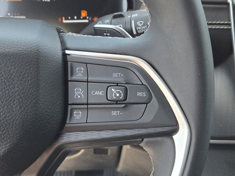 Used 2023 Jeep Grand Cherokee Laredo 4x2