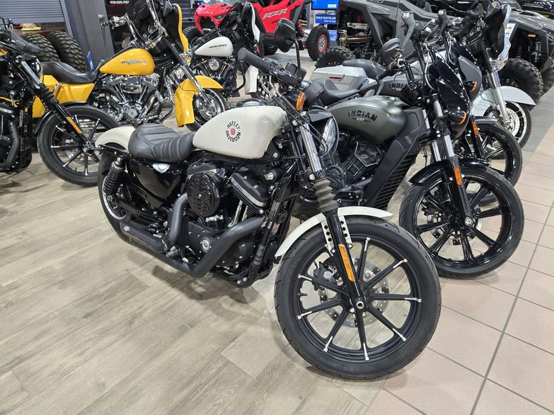 USED 2022 HARLEY SPORTSTER IRON 883 Image 1