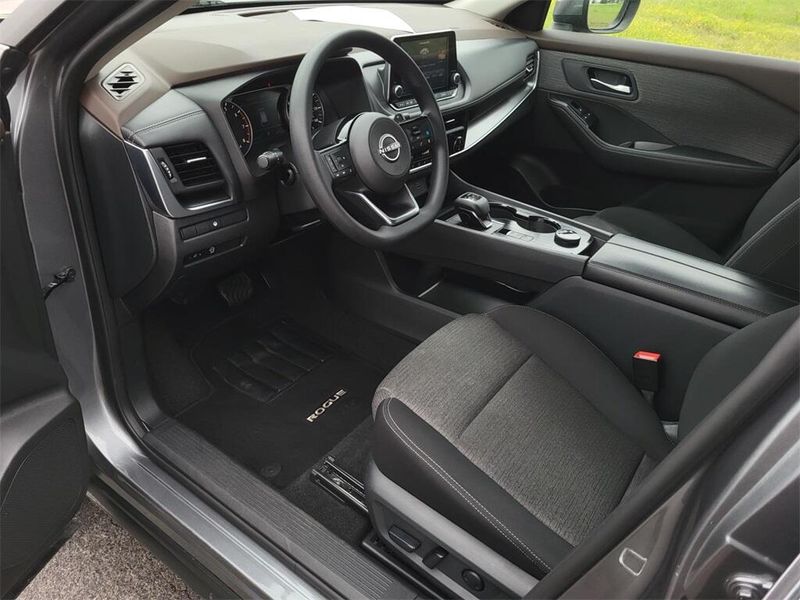 2023 Nissan Rogue SVImage 24