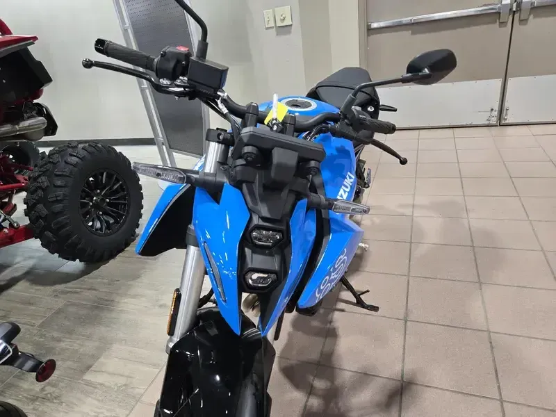 2025 Suzuki GSX8S GLASS SPARKLE BLACK AND PEARL COSMIC BLUE Image 10