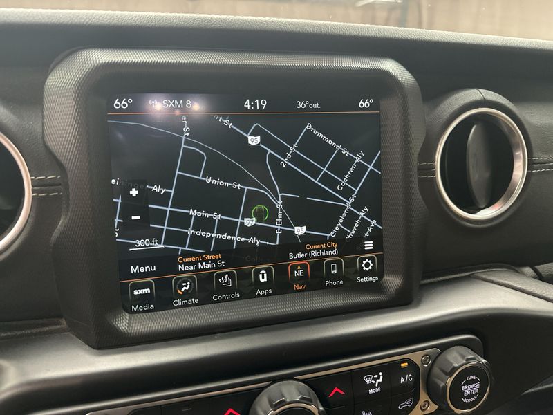 Used 2022 Jeep Wrangler Unlimited SaharaImage 11