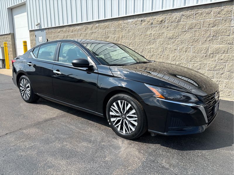 2024 Nissan Altima 2.5 SV photo 2