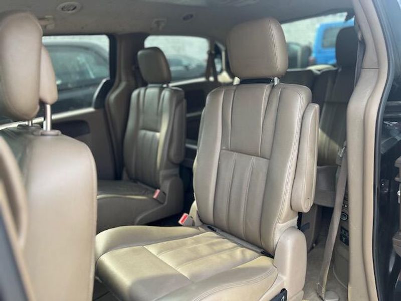 Used 2014 Chrysler Town & Country Image 6