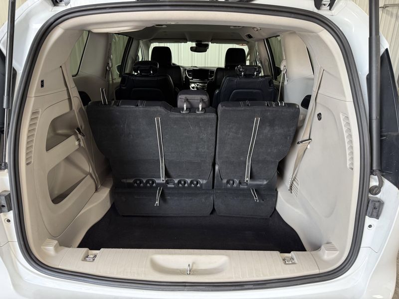 Used 2022 Chrysler Pacifica Touring LImage 5