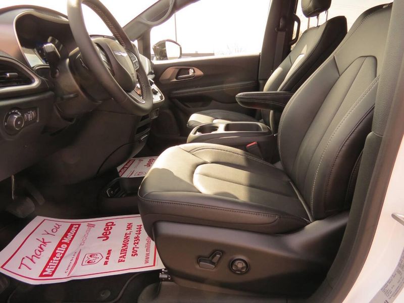 New 2026 Chrysler Voyager LxImage 6