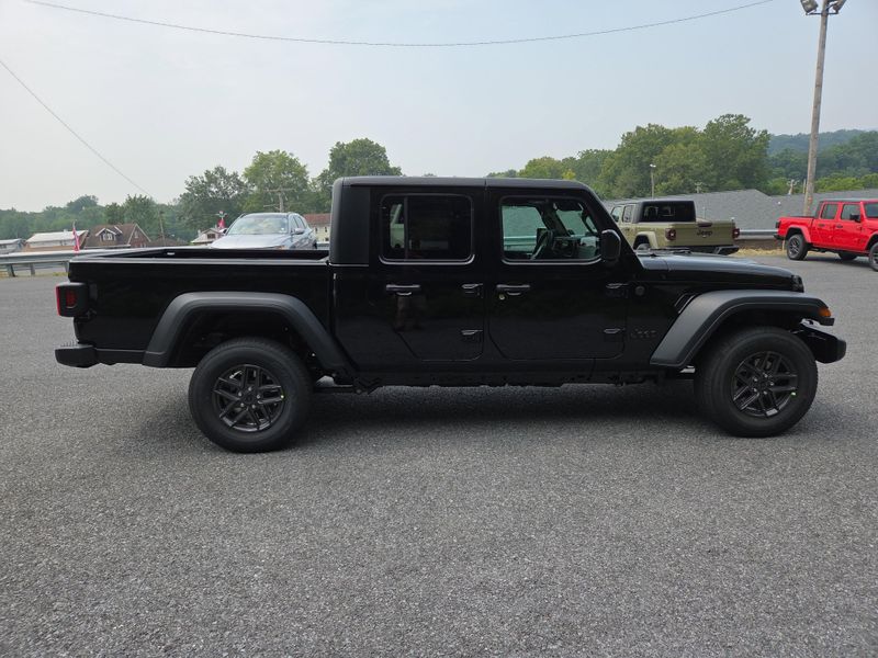 2025 Jeep Gladiator Sport S photo 2