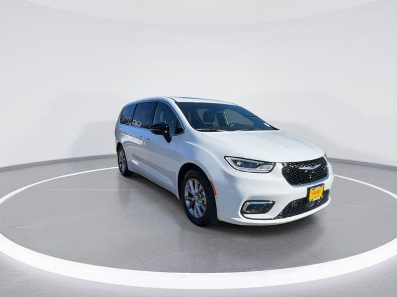 New 2026 Chrysler Pacifica LimitedImage 2