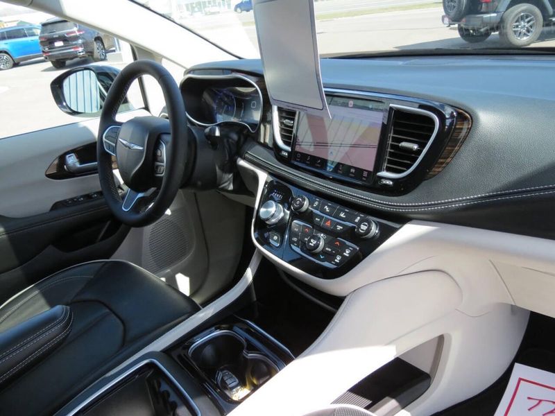 Used 2024 Chrysler Pacifica Limited 4dr Mini VanImage 20