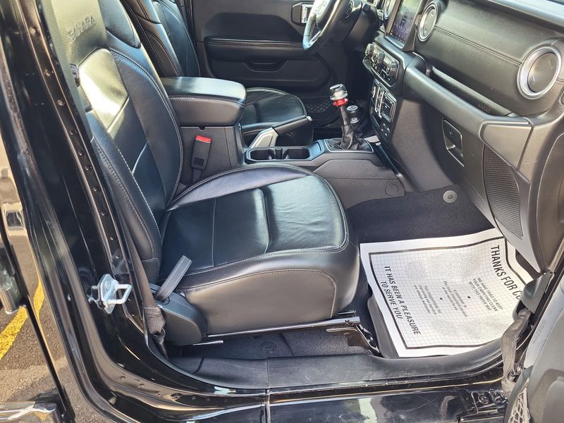 Used 2018 Jeep Wrangler Unlimited SaharaImage 17