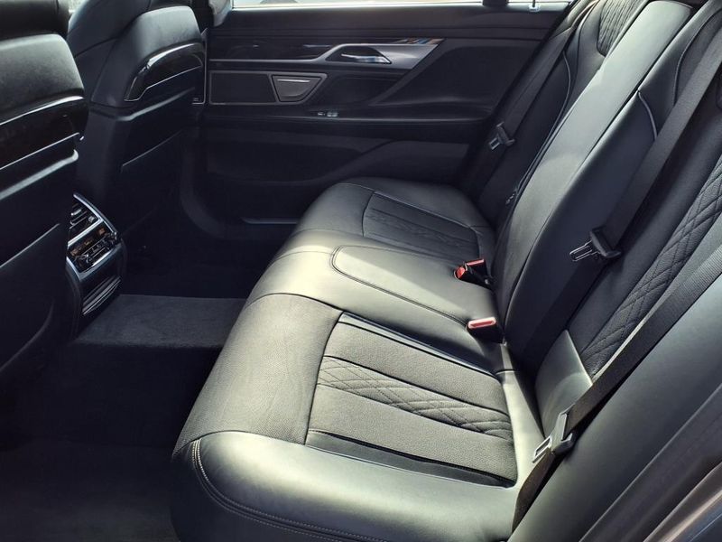 2017 BMW 750i 750iImage 18