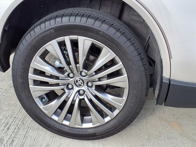 Used 2022 Toyota Venza XLEImage 11