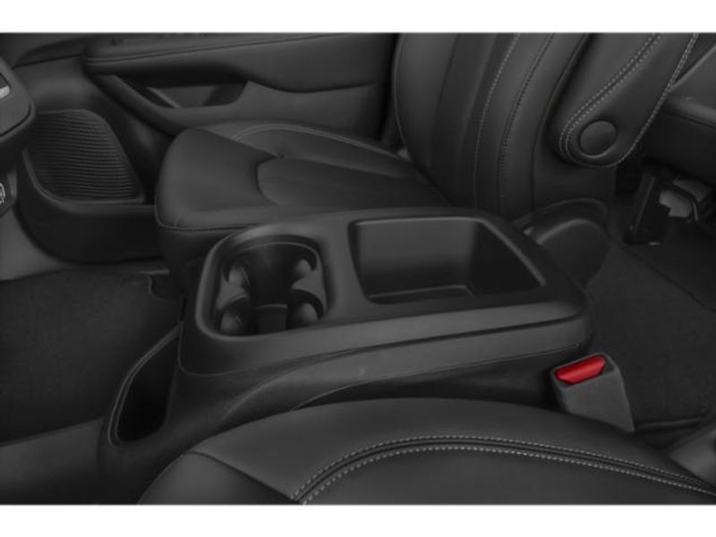 Used 2025 Chrysler Pacifica Select