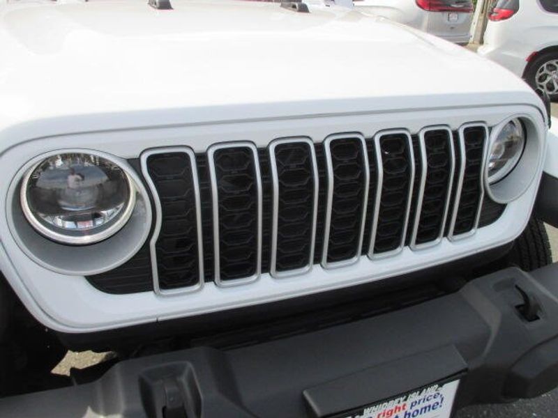 Used 2025 Jeep Wrangler SaharaImage 4
