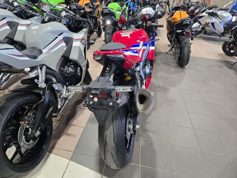 NEW 2025 HONDA CBR1000RR R FIREBLADE SP Image 8