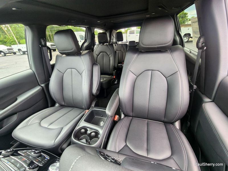 New 2026 Chrysler Pacifica Select