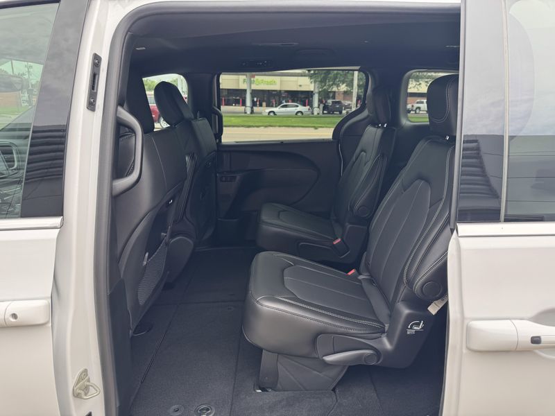 New 2025 Chrysler Pacifica SelectImage 11