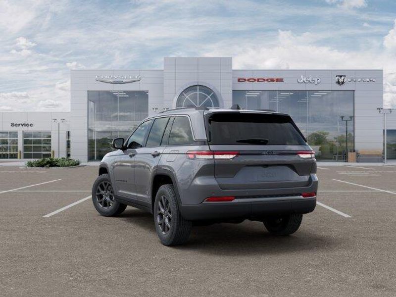 New 2027 Jeep Grand Cherokee Laredo Altitude 4x2Image 3