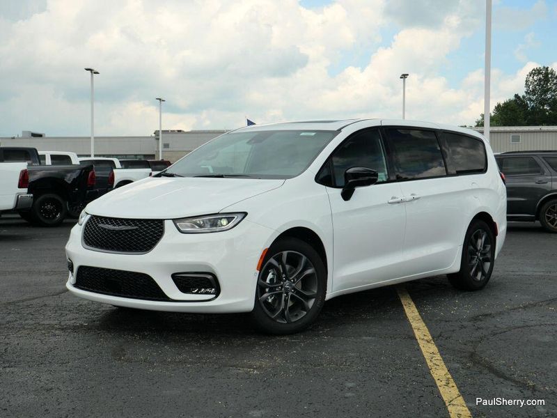 New 2026 Chrysler Pacifica Select