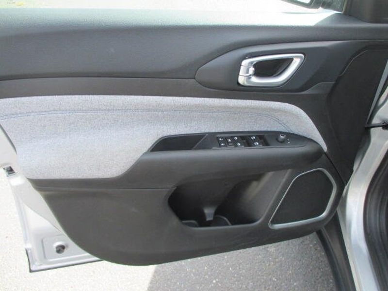 Used 2024 Jeep Compass LatitudeImage 17