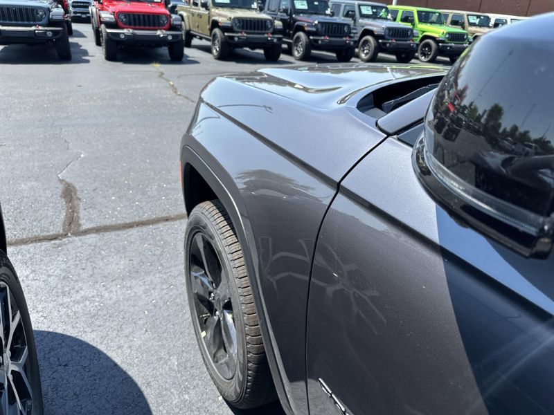 New 2025 Jeep Grand Cherokee L Limited 4x4Image 13