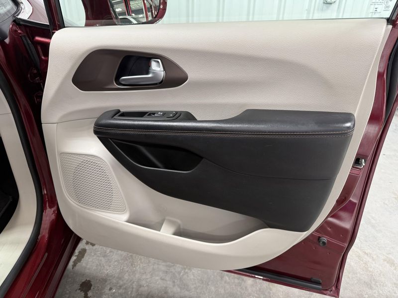 Used 2018 Chrysler Pacifica Touring LImage 9