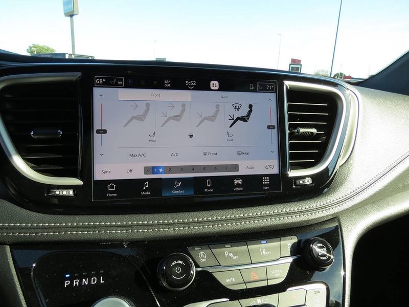 New 2027 Chrysler Pacifica SelectImage 14