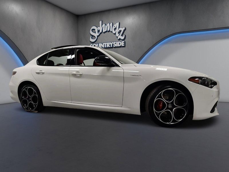 New 2025 Alfa Romeo Giulia AwdImage 4