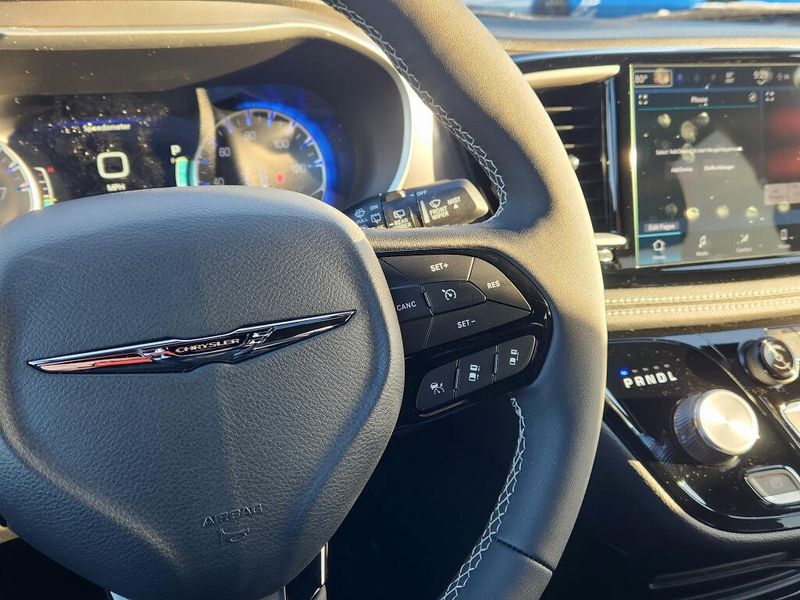 New 2026 Chrysler Pacifica Select