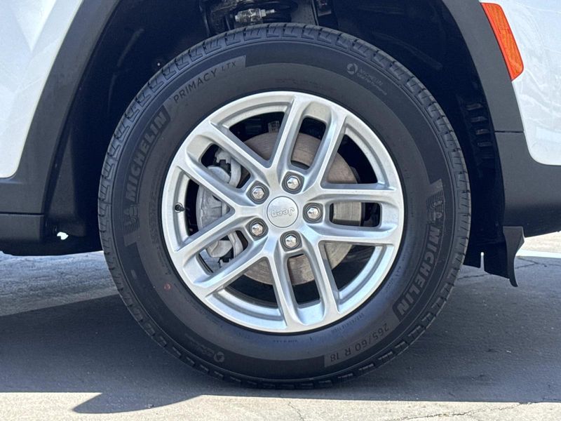 New 2026 Jeep Grand Cherokee Laredo 4x2