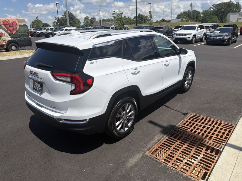 Used 2024 GMC Terrain SLTImage 11