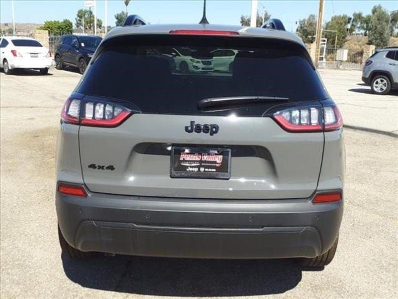 2023 Jeep Cherokee Altitude Lux 4x4 in a Sting-Gray Clear Coat exterior color and Blackinterior. Perris Valley Chrysler Dodge Jeep Ram 951-355-1970 perrisvalleydodgejeepchrysler.com 