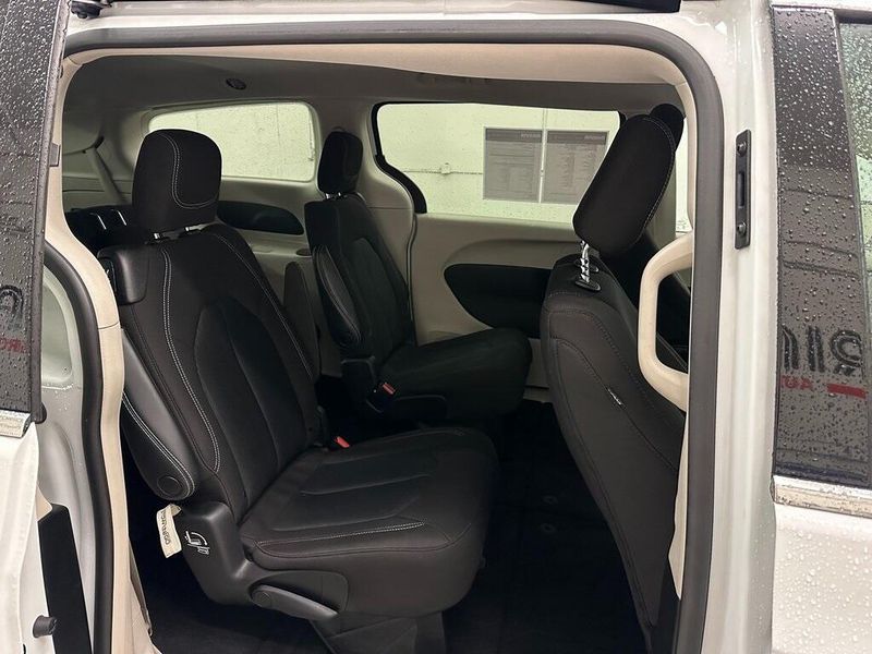 2022 Chrysler Voyager LXImage 25