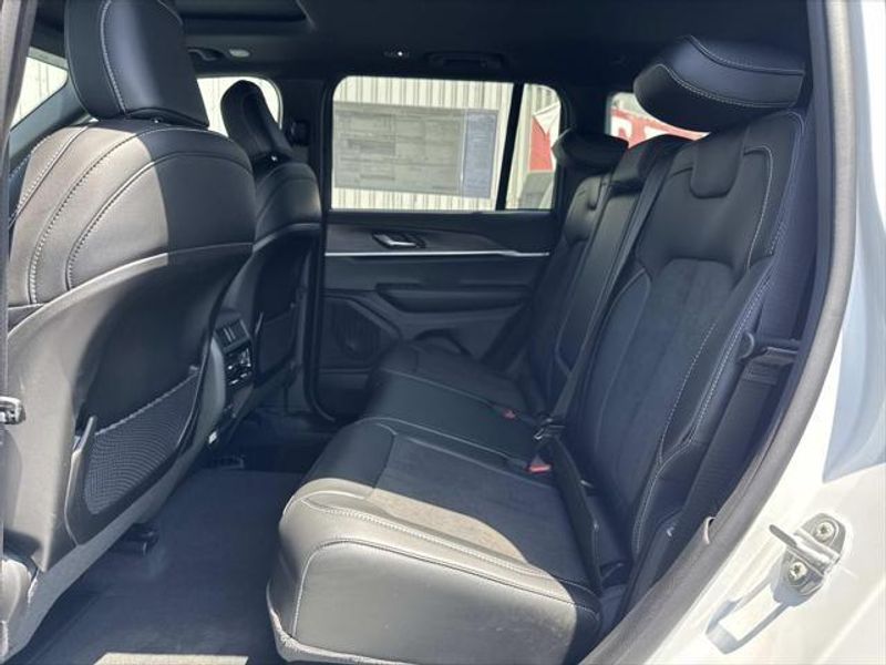 New 2026 Jeep Grand Cherokee Laredo Altitude 4x2
